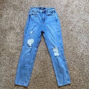 Hollister Ultra High Rise - Mom Jean size 24